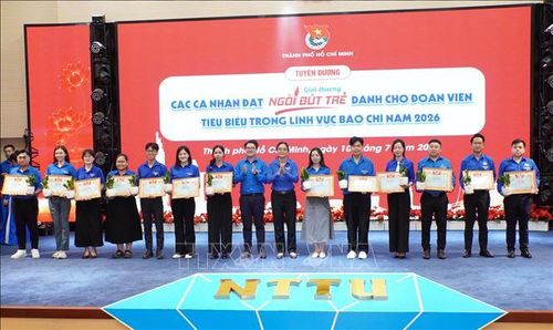 Thành đoàn TP Hồ Chí Minh tuyên dương các đoàn viên tiêu biểu hoạt động trong lĩnh vực báo chí nhận Giải thưởng "Ngòi bút trẻ" năm 2026.