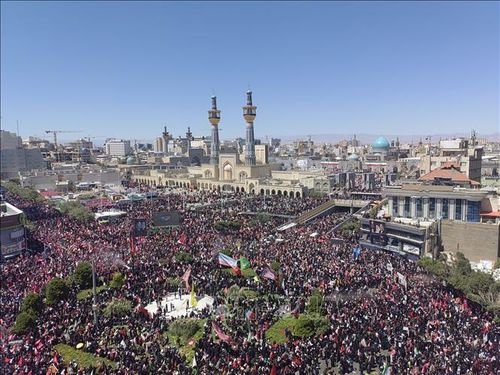 Đông đảo người dân tiễn biệt cố Đại giáo chủ Iran Ali Khamenei tại thành phố Mashhad, ngày 9/7/2026. Ảnh: THX/TTXVN phát