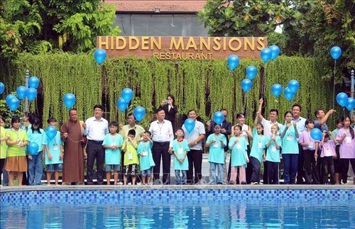 Đông đảo trẻ em có hoàn cảnh đặc biệt, khó khăn tham gia viết ước mơ thả cùng bóng bay.