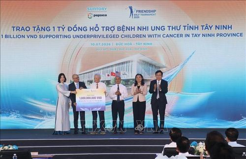 Nhà đầu tư trao tặng 1 tỷ đồng hỗ trợ bệnh nhi ung thư tỉnh Tây Ninh tại buổi lễ. Ảnh: Bùi Giang/TTXVN