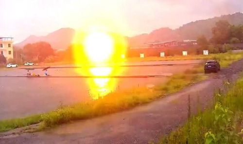 Người đàn ông bị sét đánh trúng khi đang ngồi câu cá.