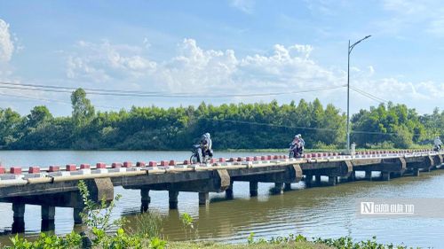 Cầu Đò Mốc (phường Trà Câu) không có lan can bảo vệ, tiềm ẩn nguy cơ mất an toàn giao thông, nhất là vào ban đêm.