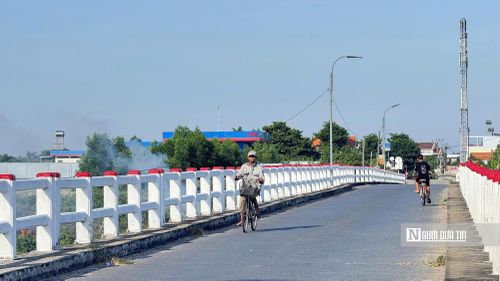 Được xây dựng từ năm 2000, cây cầu dài gần 200 m từng đáp ứng tốt nhu cầu đi lại của người dân hai bên sông Thoa.