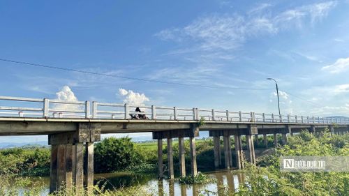 Cầu Văn Hà 1 trên tuyến Giếng Tiên - Biển Thạch Thang (xã Lân Phong) cũng trong tình trạng xuống cấp nghiêm trọng