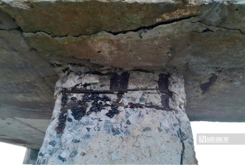 Trụ cầu bong tróc, để lộ cốt thép hoen gỉ; một số móng trụ giữa lòng sông cũng đã bị xói lở.