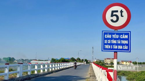 Biển báo hạn chế tải trọng 5 tấn được lắp đặt tại cầu Văn Hà 1 nhằm bảo đảm an toàn giao thông.