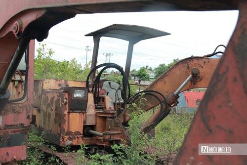 Dưới tác động của nắng mưa, lớp sơn trên chiếc máy cẩu này đã bong tróc, hoen gỉ.