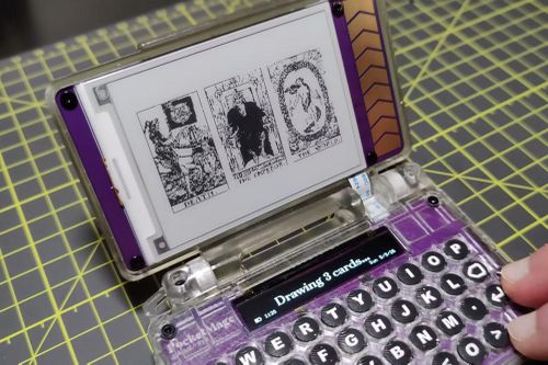 PocketMage là thiết bị trợ lý cá nhân dùng màn hình mực điện tử, bàn phím QWERTY và thiết kế gập nhỏ gọn theo phong cách PDA. Ảnh: Talisman Design.