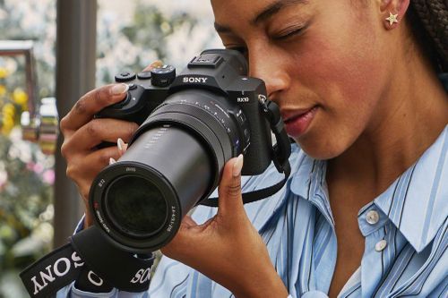 Sony RX10 V gây chú ý với ống kính siêu zoom 24-600 mm, hướng tới người dùng muốn một máy ảnh nhỏ gọn nhưng chụp được nhiều tình huống. Ảnh: Sony.