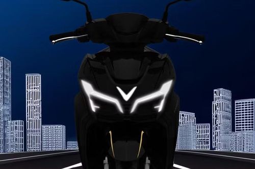 Mẫu xe máy điện mới của VinFast gây chú ý với thiết kế đầu xe góc cạnh, cụm đèn LED sắc sảo và logo chữ V phát sáng ở trung tâm. Ảnh: VinFast.
