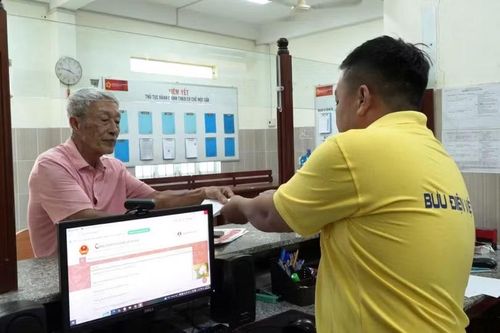 Nhân viên bưu điện tại Khánh Hòa hướng dẫn, tiếp nhận, số hóa hồ sơ và trả kết quả giải quyết thủ tục hành chính.