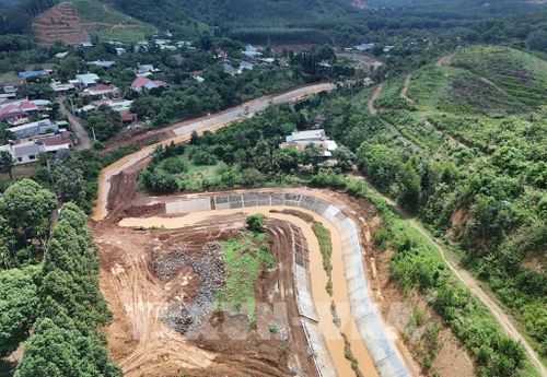 Ban Quản lý dự án đầu tư xây dựng thành phố Đồng Nai cho biết, đến nay, hai tuyến nhánh dự án nạo vét, xây kè và đường đi dọc suối Đắk Woa đã hoàn thành khoảng 70% khối lượng thi công, tuyến chính đạt khoảng 80%. Ảnh: Đậu Tất Thành – TTXVN