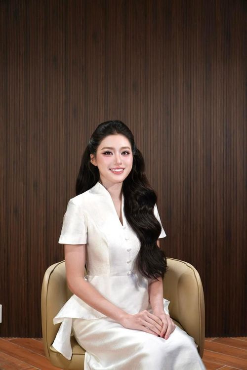 Phương Oanh đang tất bật với các lịch trình công việc. Ảnh: FBNV