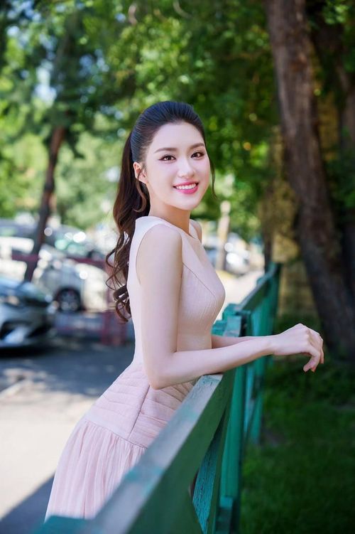 Phương Oanh luôn thể hiện hình ảnh chỉn chu, xinh đẹp khi xuất hiện trước công chúng. Ảnh: FBNV