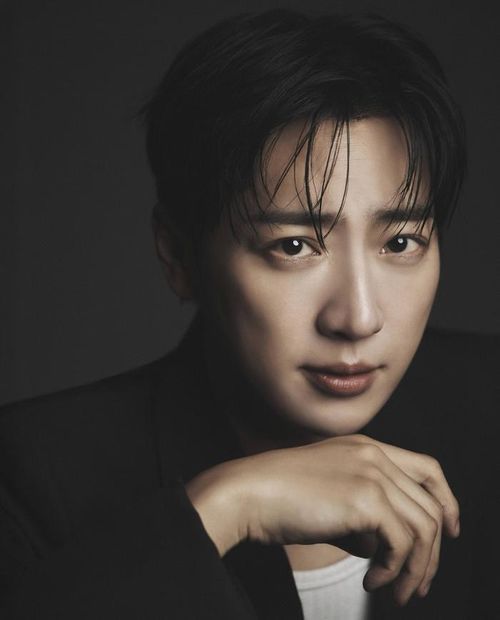 Lee Sang Yeob biến hóa linh hoạt giữa hai phong cách đối lập. (Nguồn: Instagram nhân vật)
