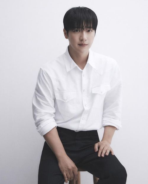 Lee Sang Yeob toát lên vẻ điềm đạm trong từng khung hình. (Nguồn: Instagram nhân vật)