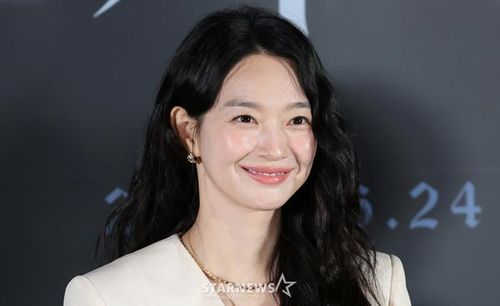  Shin Min Ah cũng đang nhận được nhiều sự quan tâm nhờ bộ phim điện ảnh Eyes.