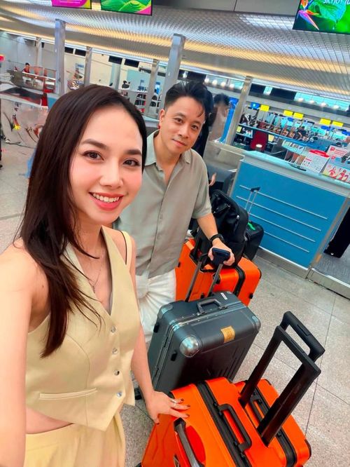 Vợ chồng đạo diễn Victor Vũ mặc đồ giản dị ở sân bay. (Ảnh: FBNV)