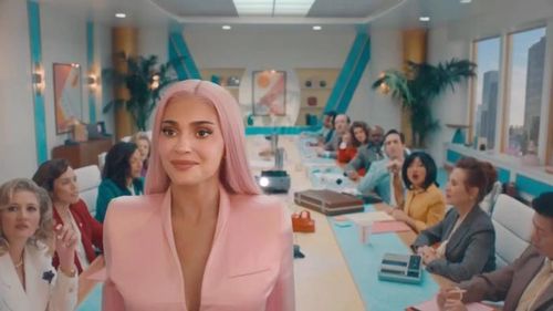 Kylie Jenner trở lại với mái tóc hồng từng là biểu tượng.
