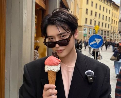 Hiện tại, Lee Jong Suk và IU chưa lên tiếng về chuyện tình cảm. (Ảnh IGNV)