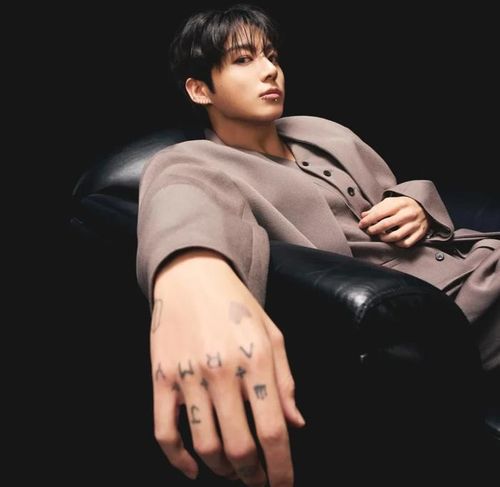Nhiều ARMY liên tục gửi lời động viên đến Jungkook và mong anh ưu tiên sức khỏe thay vì cố gắng hoàn thành lịch trình.