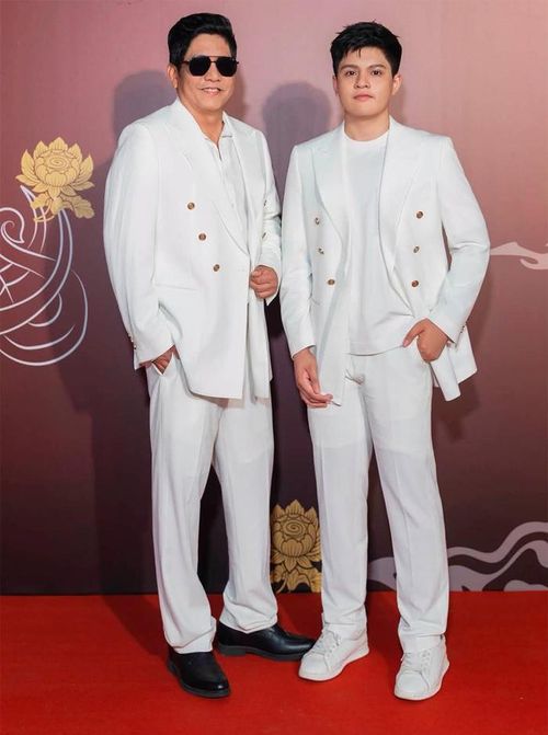 NSƯT Đức Thịnh diện bộ suit trắng cùng con trai.
