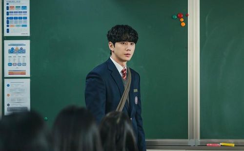 Ánh mắt chất chứa nhiều tâm sự của Lee Jun Young trong bộ ảnh mới.