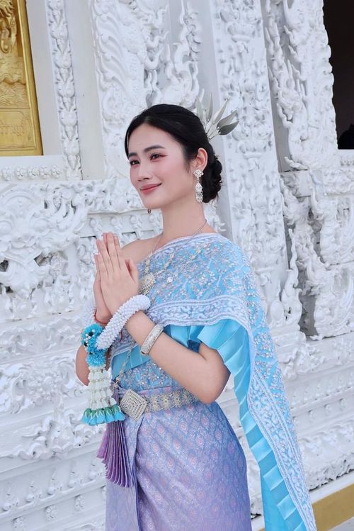 Góc nghiêng nổi bật của Hoa hậu Ý Nhi khiến dân mạng xuýt xoa. (Nguồn: FBNV)