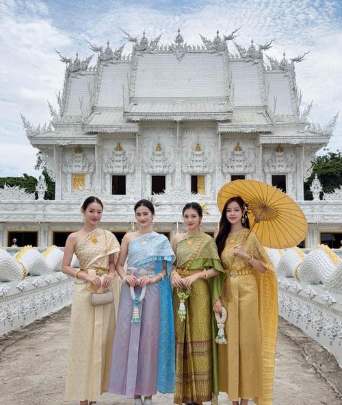 Hoa hậu Ý Nhi cùng hội chị em xuất hiện tại Thái Lan. (Nguồn: FBNV)