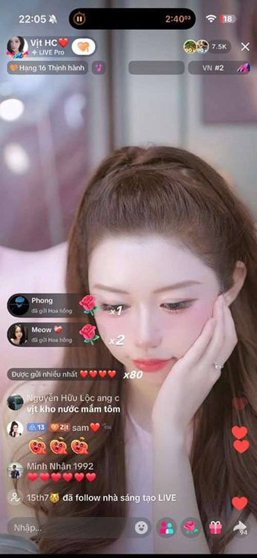 Đinh Thị Ngọc Huyền duyên dáng thu hút người xem, nỗ lực giữ vững năng lượng tích cực trong mỗi phiên livestream)