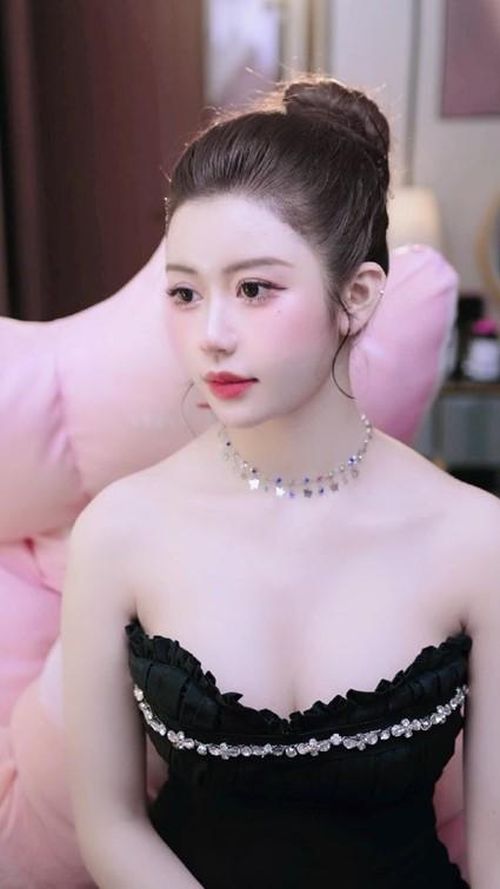 Sắc vóc cuốn hút, rạng ngời của nữ thủ lĩnh Bảng Legend - Đinh Thị Ngọc Huyền