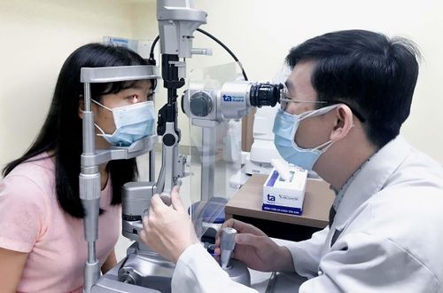 ThS-BS. Phạm Huy Vũ Tùng, Phó khoa Mắt, Trung tâm Mắt Công nghệ cao, Bệnh viện Đa khoa Tâm Anh TP.HCM, khám bệnh cho người dân.