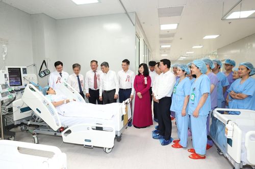 Thủ tướng Chính phủ Lê Minh Hưng thăm và tặng quà người bệnh cấp cứu và phẫu thuật đầu tiên tại Bệnh viện Hữu nghị Việt Đức cơ sở Ninh Bình. Ảnh: BVVĐ.
