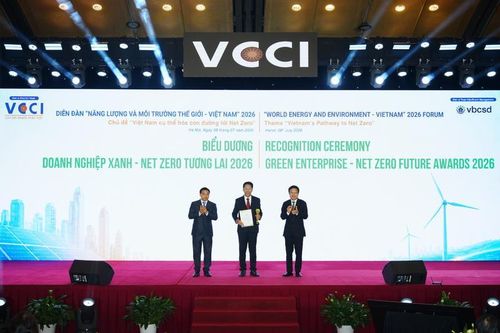 Phó Thủ tướng Chính phủ Nguyễn Văn Thắng - Chủ tịch Hội đồng Quốc gia về Phát triển bền vững và ông Hồ Sỹ Hùng - Bí thư Đảng ủy, Chủ tịch VCCI trao giải thưởng cho ông Niwat Athiwattananont - Tổng Giám đốc Nhựa Bình Minh.