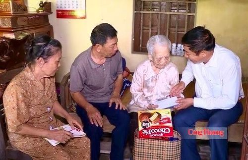 Doanh nhân Nguyễn Duy Nở (ngoài cùng bên phải) thăm, tặng quà gia đình chính sách. Ảnh: Quốc Anh