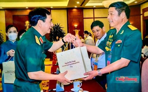 Đại tướng Phan Văn Giang trao quà cho cựu chiến binh Nguyễn Duy Nở tại cuộc gặp mặt người có công tiêu biểu toàn quốc năm 2022. Ảnh: Quốc Anh