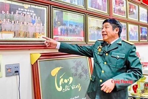 Ngoài việc phát triển kinh tế, nhiều năm qua, cựu chiến binh Nguyễn Duy Nở tích cực tham gia các hoạt động an sinh như xây dựng nhà tình nghĩa cho đồng đội có hoàn cảnh khó khăn… Ảnh: Quốc Anh