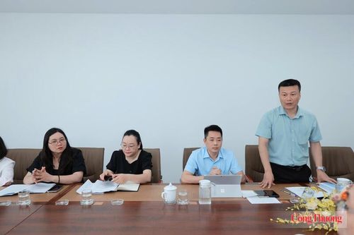 Đại diện Sở Công Thương thành phố Hải Phòng báo cáo tại buổi làm việc. Ảnh: Hoàng Nhưỡng