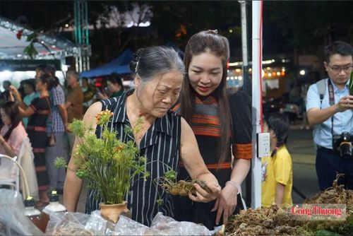 Các sản phẩm trưng bày, quảng bá tại phiên chợ gồm: Sâm Ngọc Linh củ tươi...