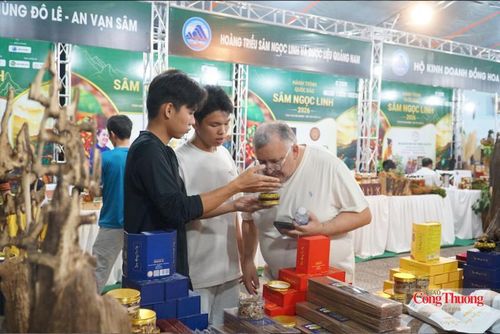 Du khách quốc tế tìm hiểu các phẩm từ dược liệu Đà Nẵng như quế, trầm hương...