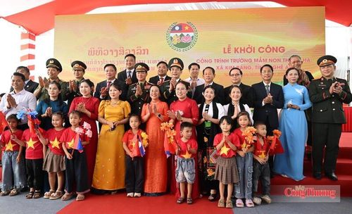 Đại tướng Phan Văn Giang và Đại tướng Khăm Liêng - Ụ Thạ Cay Sỏn cùng các đại biểu chụp ảnh với cô trò Trường Mầm non Thanh Hà. Ảnh: Nguyên Khánh