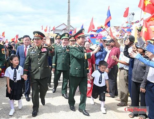 Nhân dân và cô trò Trường Mầm non Thanh Hà vui mừng chào đón lãnh đạo cấp cao hai nước đến thăm trường. Ảnh: Nguyên Khánh