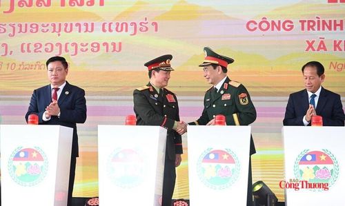 Đại tướng Phan Văn Giang và Đại tướng Khăm Liêng - Ụ Thạ Cay Sỏn chia sẻ niềm vui trong lễ khởi công công trình dành tặng cho các cháu. Ảnh: Nguyên Khánh