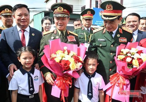 Các cháu Trường Mầm non Thanh Hà tặng hoa hai bác Phó Thủ tướng, Bộ trưởng Bộ Quốc phòng đến thăm. Ảnh: Nguyên Khánh