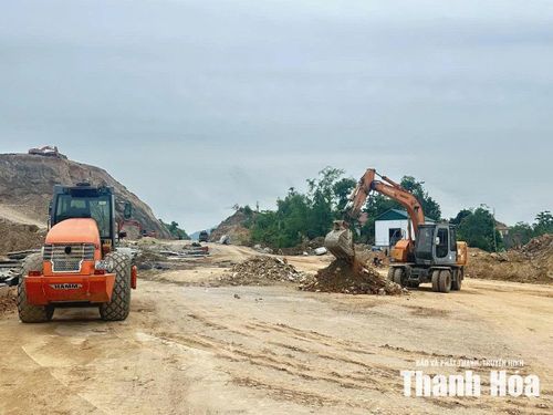 Nhà thầu tăng cường huy động nhân lực, thiết bị để tổ chức thi công Dự án đường nối cao tốc Bắc - Nam, Quốc lộ 1A đi Cảng Nghi Sơn.