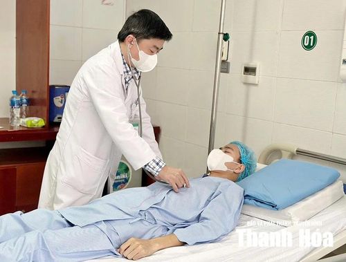 Anh Trịnh Đình Duy trong thời gian chăm sóc sức khỏe sau ghép thận tại Bệnh viện Đa khoa tỉnh Thanh Hóa.