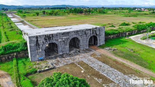 Không chỉ là một công trình kiến trúc bằng đá độc đáo được UNESCO ghi danh là Di sản văn hóa Thế giới, thành Nhà Hồ còn là không gian văn hóa sống, nơi lưu giữ hệ thống di sản văn hóa phi vật thể phong phú được cộng đồng gìn giữ, trao truyền qua nhiều thế hệ. Chính những giá trị ấy đã góp phần tạo nên giá trị riêng của vùng đất cố đô và trở thành nguồn tài nguyên văn hóa quý giá phục vụ phát triển bền vững.