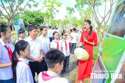 Thông qua hệ thống hình ảnh, tư liệu được trưng bày, triển lãm mang đến cho công chúng cái nhìn toàn diện hơn về đời sống văn hóa cộng đồng quanh di sản thành Nhà Hồ. Mỗi bức ảnh không chỉ ghi lại những khoảnh khắc đời thường mà còn kể những câu chuyện về sự kế thừa, gìn giữ và phát huy các giá trị văn hóa truyền thống trong dòng chảy của cuộc sống hiện đại.