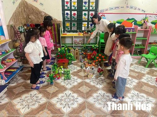 Ngoài giờ lên lớp với học trò, cô Ngân Thị Huệ, giáo viên Trường Mầm non Thành Sơn (xã Pù Luông) cùng gia đình phát triển du lịch homestay.