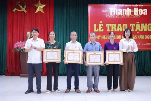 Lãnh đạo xã An Nông trao huy hiệu Đảng cho các đảng viên.
